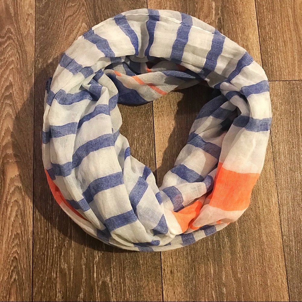 Scarf new with out tags in excellent condition